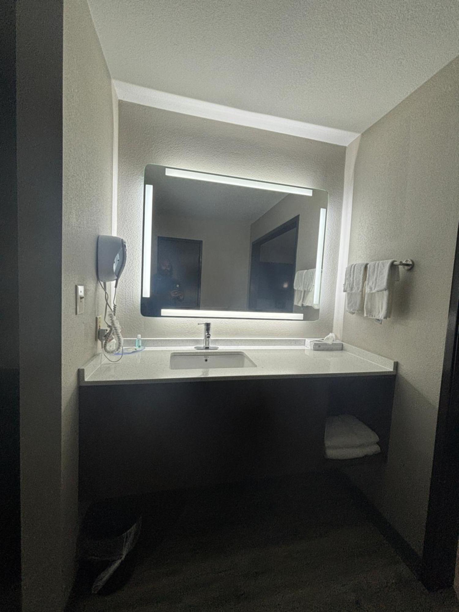 Quality & At Airport Blvd I-65 Hotel 2*