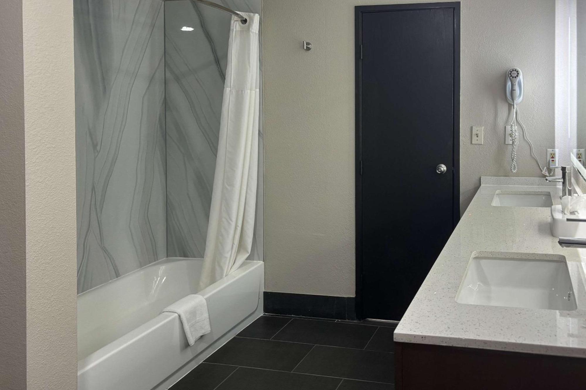 Hotel Quality & At Airport Blvd I-65 Mobile